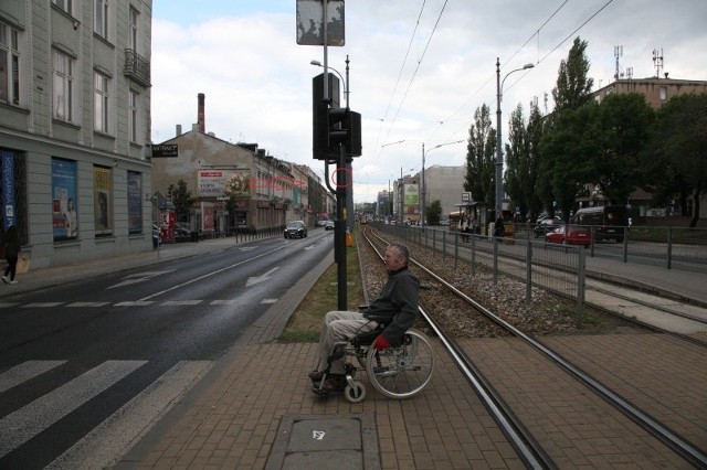 W czerwonym kółku miejsce, w którym znajdował się przycisk. Wczoraj przeniesiono go niżej.