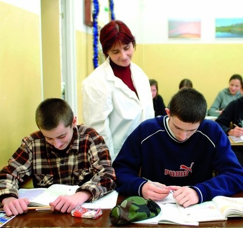 Klasa III P gimnazjum sportowego w Koszalinie liczy 17 uczniów. Oprócz zwykłych lekcji, dwa razy dziennie mają zajęcia na basenie. My zastaliśmy ich, gdy pod okiem Luizy Chudzyńskiej uczyli się chemii.