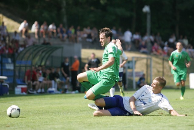 Sebastian Zalepa (biała koszulka) może nie zagrać z GKS Bełchatów.