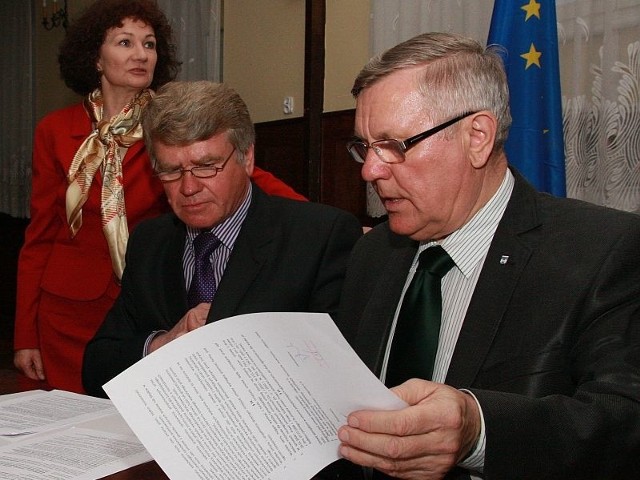 Umowę podpisali burmistrz Tadeusz Dubicki (z prawej) i Władysław Niewiadomski. Jednym z wykonawców będzie firma Małgorzaty Winnickiej (z lewej).
