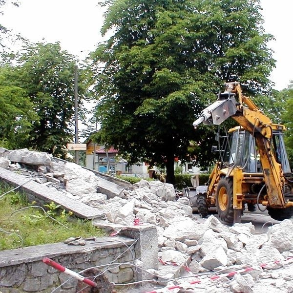 Pomnik przy skrzyżowaniu ulic Krzosa i Tadeusza Krywki został wyburzony.