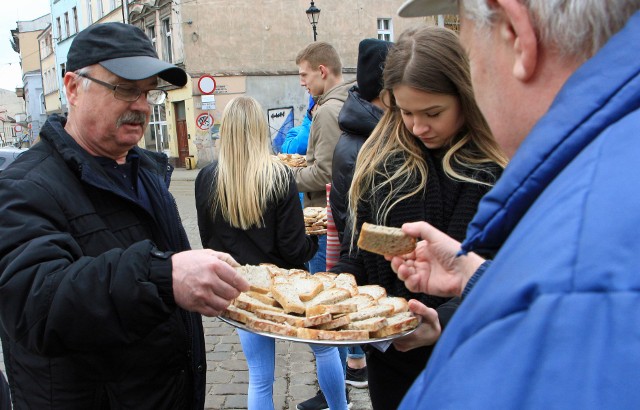 Chlebem wypieczonym według receptury z czasów Mikołaja Kopernika częstowali w środę uczniowie Zespołu Szkół Gastronomiczno-Hotelarskich. Okazją były obchody 496. rocznicy wygłoszenia przez Mikołaja Kopernika „Traktatu o monetach”, co miało miejsce 21 marca 1522 r. podczas zjazdu stanów Prus Królewskich  w Grudziądzu. Z okazji rocznicy miłośnicy astronomii złożyli kwiaty pod pomnikiem Kopernika.  W Zespole Szkół Ekonomicznych otwarto wystawę pieniędzy z jego wizerunkiem, a w planetarium zorganizowano specjalny pokaz.