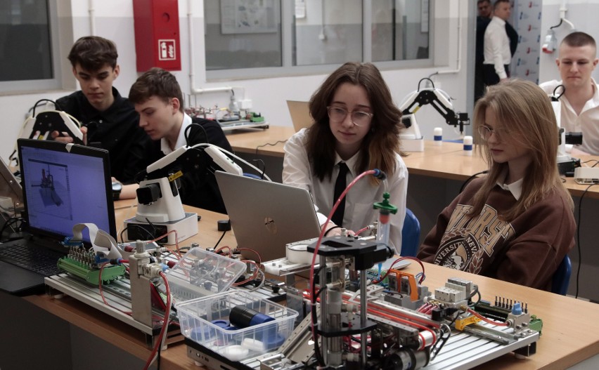Centrum Programowania Robotów Przemysłowych to nowa pracowania grudziądzkiego Centrum Kształcenia Zawodowego [zdjęcia]