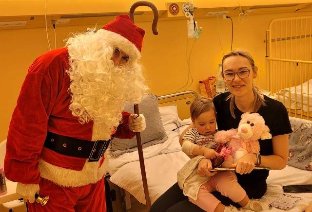 Mikołaj odwiedził dzieci w starachowickim szpitalu, by na ich buziach choć na chwilę zagościł uśmiech