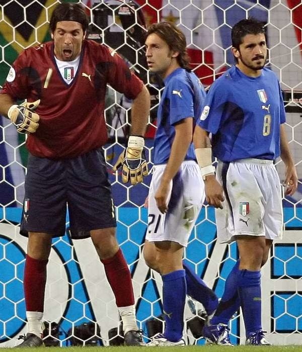 Bramkarz Gianluigi Buffon (z lewej) jest bardzo silnym punktem reprezentacji Włoch na mundialu - puścił tylko jedną bramkę. Równą formą imponują też środkowi pomocnicy: Andrea Pirlo (w środku) i Gennaro Gattuso.