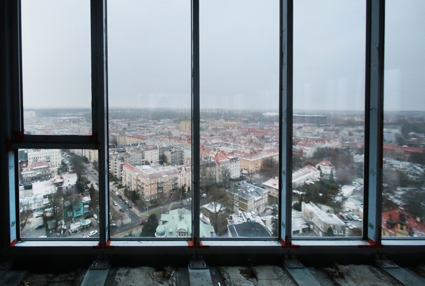 Byliśmy na ostatnim piętrze wieżowca Sky Garden. Sprawdź zachwycające widoki na Szczecin i wnętrza byłego budynku TVP [ZDJĘCIA]