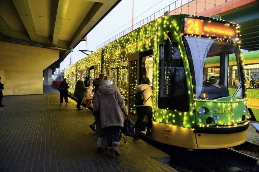 Rozświetlony prawie 10 tysiącami światełek tramwaj linii nr...