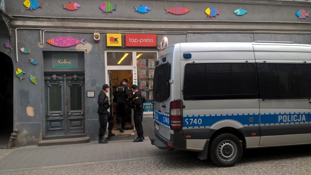 Policjanci na miejscu napadu w Kieleckim środmieściu.
