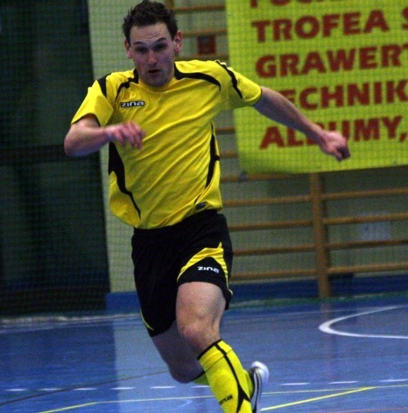 Grający trener futsalowej Victorii Mateusz Mika.