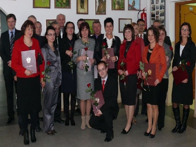 Nagrodzeni nauczyciele ze szkół ponadgimnazjalnych z władzą powiatu włoszczowskiego.