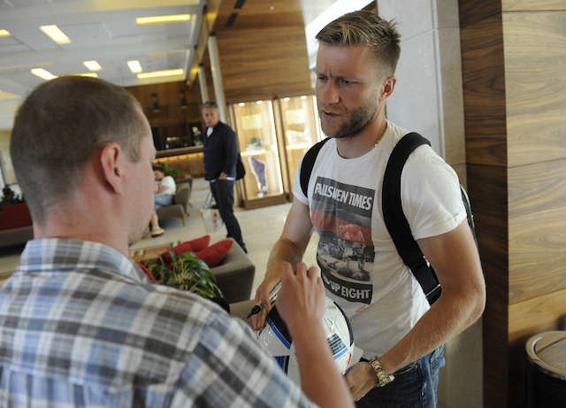 Jednym z najbardziej obleganych piłkarzy reprezentacji Polski w Arłamowie jest Jakub Błaszczykowski. Nasz pomocnik od chwili przyjazdu cierpliwie rozdaje autografy i robi sobie wspólne zdjęcia