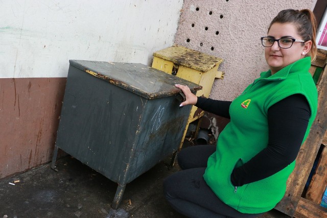 - Klienci kradną wszystko. Alkohol, słodycze i inne artykuły. Nawet kamerę z monitoringu nam wyrwali. Ale gazety skradziono nam pierwszy raz - mówi Wioleta Ptak, właścicielka sklepu Żabka w Międzyrzeczu.