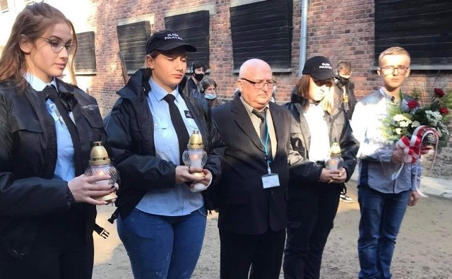 W dniu 79. rocznicy największej egzekucji pod Ścianą Straceń KL Auschwitz delegacja uczniów Powiatowego Centrum Kształcenia Technicznego i Branżowego w Oświęcimiu wraz z prezesem miejskiego oddziału Towarzystwa Opieki nad Oświęcimiem - Pamięć o Auschwitz-Birkenau Markiem Księżarczykiem (w środku) oddała hołd ofiarom tego obozu