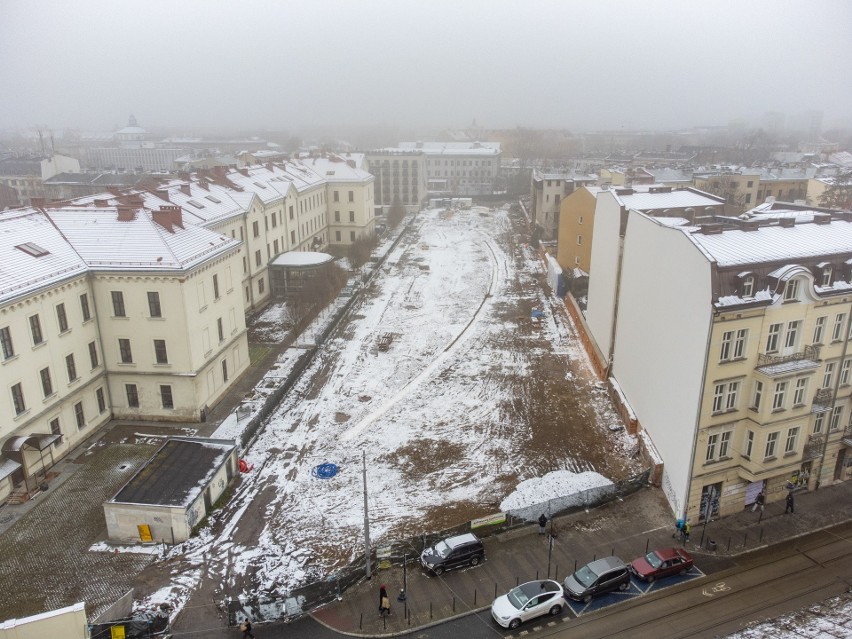 Krakowski park przy Karmelickiej. Przywieźli rośliny, a tu spadł śnieg