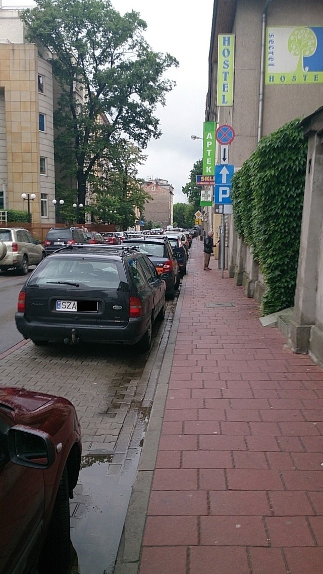 Nieprawidłowo zaparkowany samochód ZIKiT-u na ul. Skawińskiej.