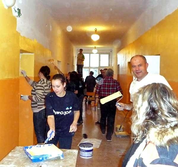 Bankowcy zamienili się na chwilę w ekipę malarsko-remontową i ochoczo wzięli się do pracy w Domu Dziecka w Skopaniu.