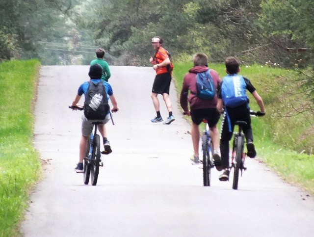 W sobotę na starachowickich leśnych drogach asfaltowanych dominowali rowerzyści i rolkarze.