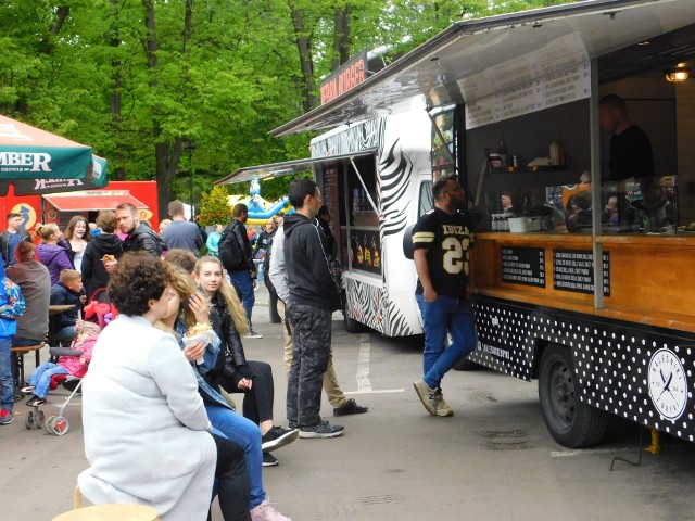21 maja w godz. 15-20, 22 i 23 maja w godz. 12-22 na parkingu przy amfiteatrze food trucki będą serwować klasyki street foodu i dania z najodleglejszych zakątków świata