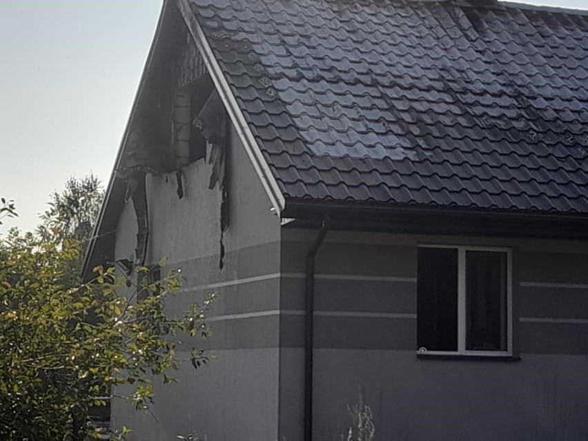 Pożar w Żabinie. Ogień pojawił się na poddaszu budynku mieszkalnego. Zdjęcia. 13.08.2021
