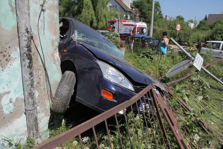 Wypadek w Kiełczowie. Pod Wrocławiem kierowca wjechał w dom i uciekł (ZDJĘCIA)