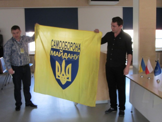 Czterdziestoosobowa grupa Ukraińców będzie przebywać w   powiecie poznańskim do piątku. Staroście poznańskiemu przekazali między innymi flagi, jakie powiewały na Majdanie, tarczę używana w walkach na  ulicach Kijowa. Wśród przybyłych ze stolicy Ukrainy jest Serhij Taran, jeden z organizatorów Majdanu.