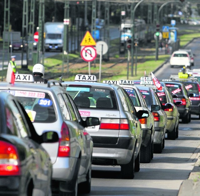 Protest taksówkarzy to paraliż komunikacyjny miasta i spory problem dla mieszkańców. Na zdjęciu protest z 2012 roku