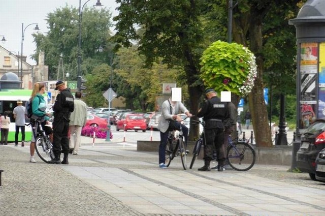 W stosunku do osób popełniających mniej rażące naruszenia przepisów, jak np. jazda wzdłuż po chodniku bez wydzielonej ścieżki dla rowerów, poprzestano na udzieleniu pouczeń. Na ul. Skłodowskiej, Suraskiej i Legionowej strażnicy przeprowadzili kontrolę pod kątem przestrzegania przez rowerzystów przepisów ruchu drogowego i bezpiecznej jazdy po drogach.