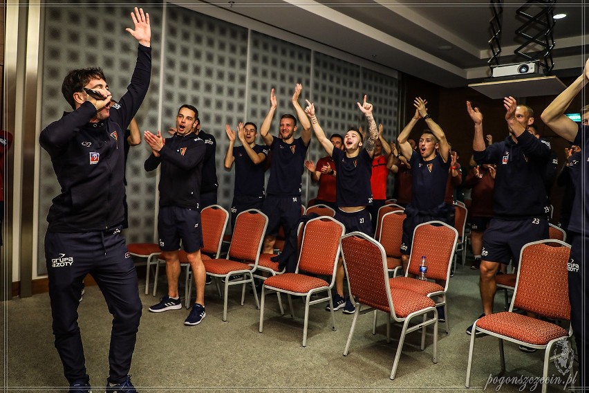 Iker Guarrotxena podczas swojej piosenki w karaoke. Koledzy...