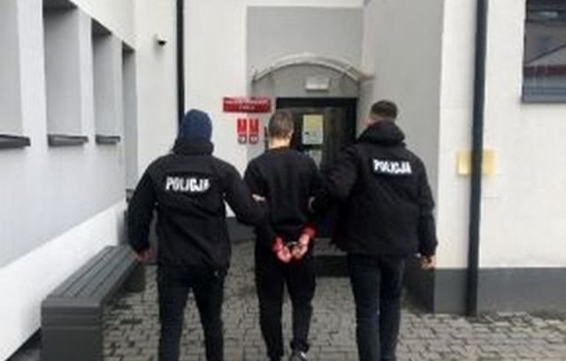 Policjanci zatrzymali podejrzewanego 22-latka. Znaleźli narkotyki oraz młotek, którego - jak podejrzewają - użyto do włamania