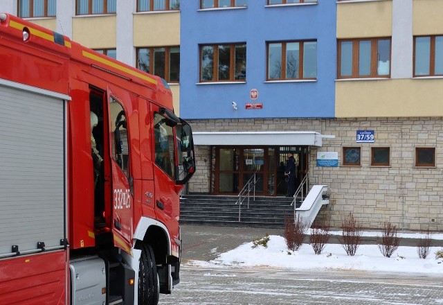 Ćwiczenia w Komendzie Wojewódzkiej Policji z siedzibą w Radomiu polegały między innymi na ewakuacji pracowników.