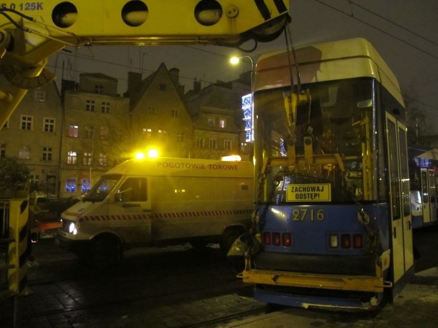 Wrocław: Wykolejenie tramwaju w centrum. Były utrudnienia [ZDJĘCIA]