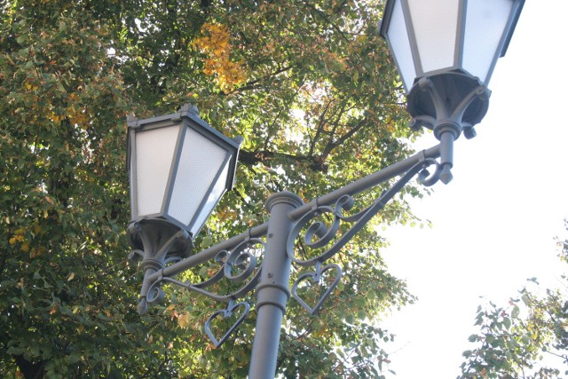 Lampy na rynku są stylizowane  i wymienione nie zostaną. Żarówki jednak mają być w nich ledowe.
