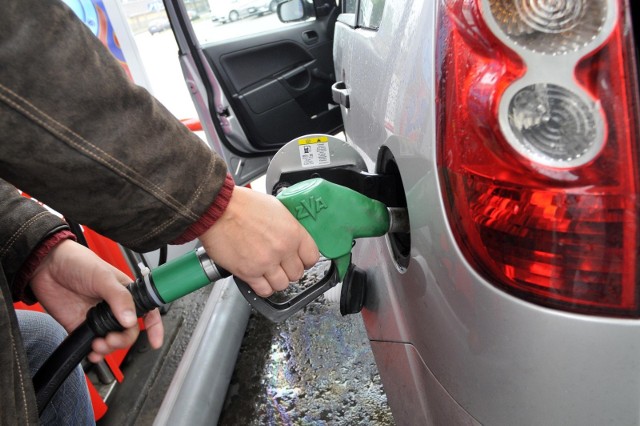 Ceny paliw wciąż są wysokie, w Koszalinie jedne z najwyższych, ale - jak zapowiadają eksperci - te ceny powinny teraz zacząć nieco spadać.