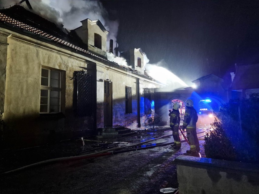 Pożar pałacu w Pępowie. Z ogniem walczyło kilkanaście...