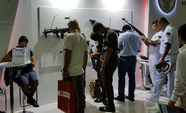 Modułowy System Broni Strzeleckiej „Grot” prezentowany był na targach między innymi w Brazylii. Fabryka Broni ma pełny pakiet zamówień dla polskiej armii, ale zabiega też o rynki zagraniczne.