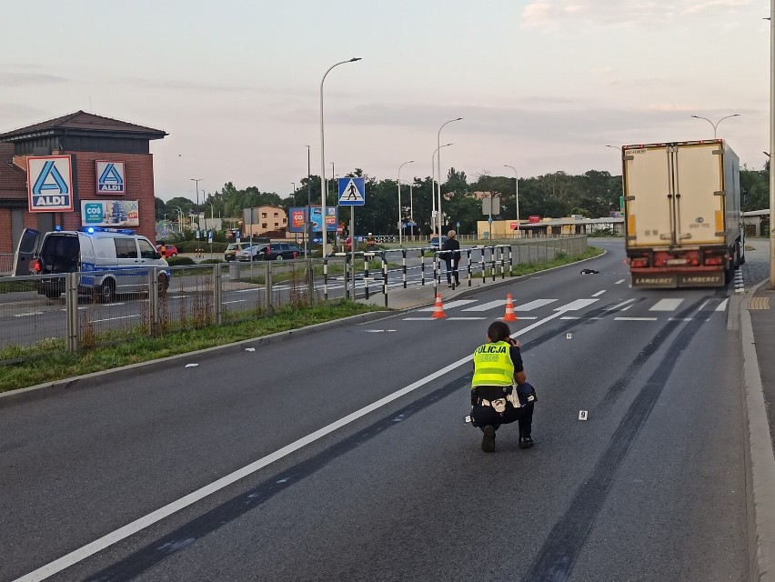 Na oznakowanym przejściu dla pieszych samochód ciężarowy...