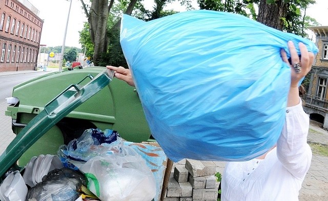 W ostatnim czasie strażnicy miejscy nie mieli zwiększonej ilości zgłoszeń dotyczących podrzucania śmieci. Chwila prawdy będzie za miesiąc.