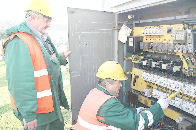 Paweł Jabłoński i Lech Nitecki sprawdzają stan obwodów elektrycznych latarni na ul. Zduńskiej