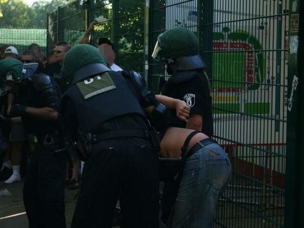 Niemiecka policja twierdzi, że część kibiców była agresywna i nie chciała płacić za bilety wstępu na stadion.
