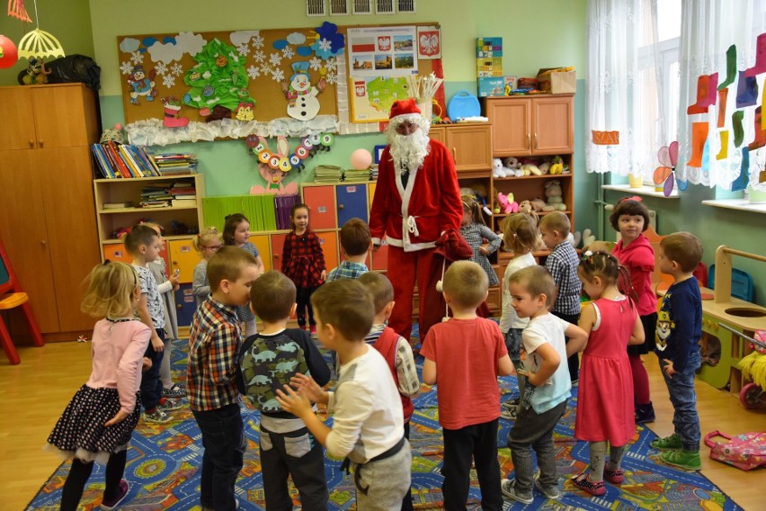 6 grudnia na rynku w Iwaniskach pojawił się Mikołaj, który...