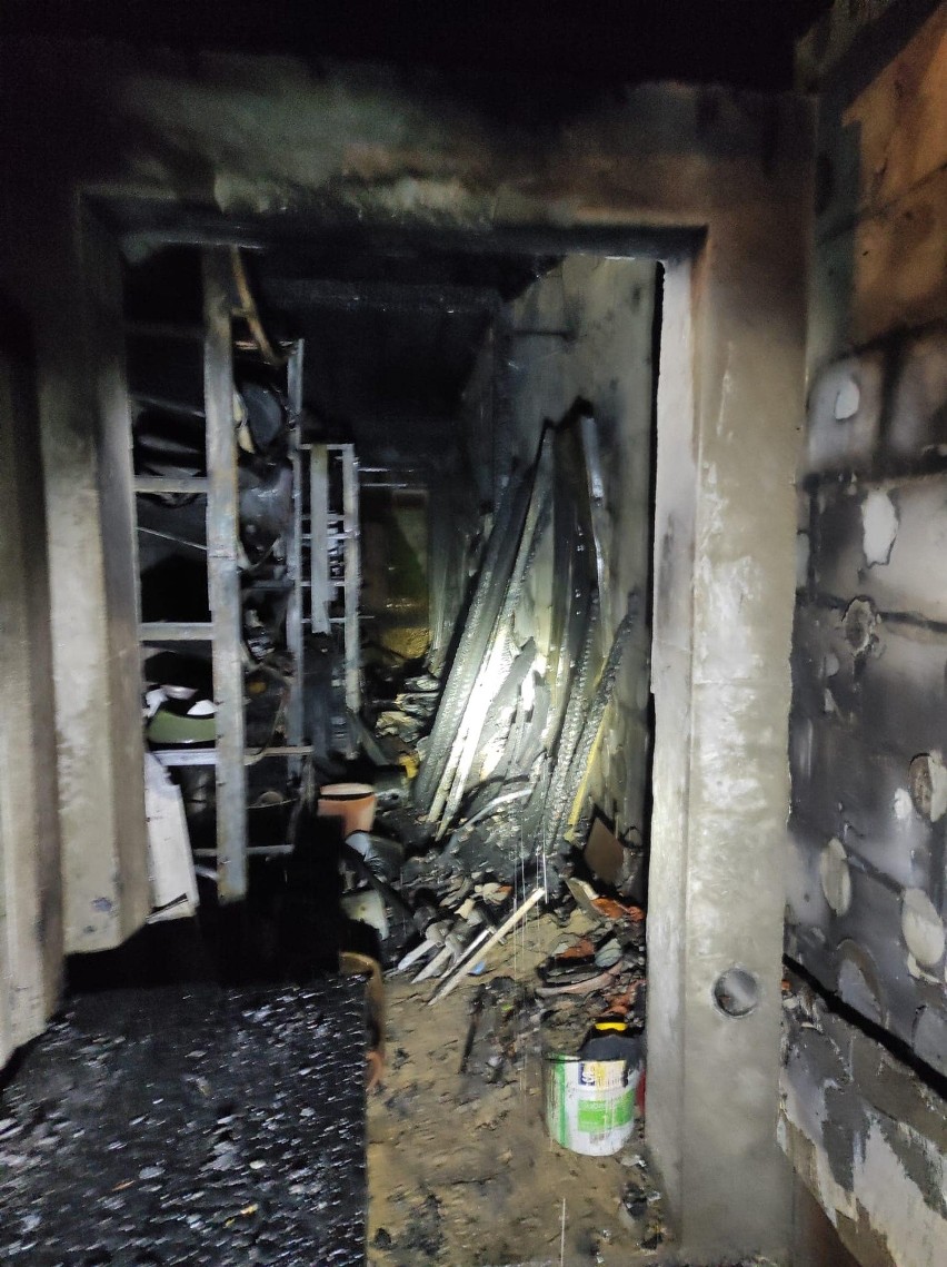 Pożar domu w Dąbrowie Górniczej gasiło pięć jednostek straży...