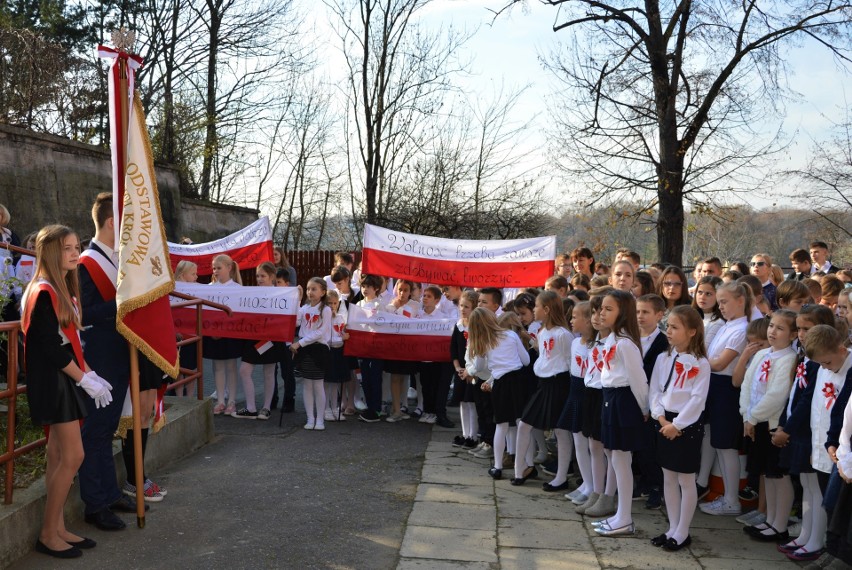 Nowy Sącz. Uczniowie Szkoły Podstawowej nr 2 śpiewali hymn i zakopali kapsułę czasu [ZDJĘCIA]