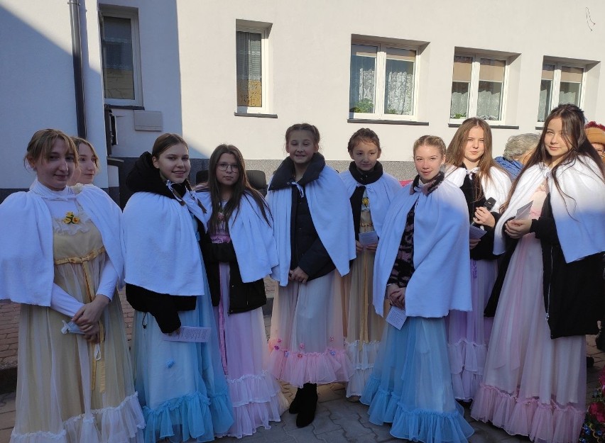 Piękne obchody Narodowego Święta Niepodległości w Tarłowie. Razem zatańczyli poloneza (ZDJĘCIA, WIDEO)