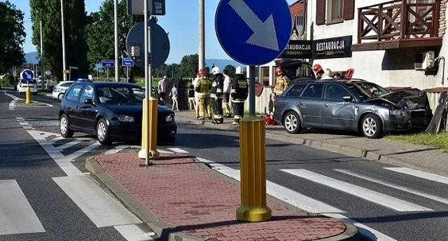 Na skrzyżowaniu w Osieku zderzyły się dwa samochody. Jeden z pojazdów wbił się w mur restauracji