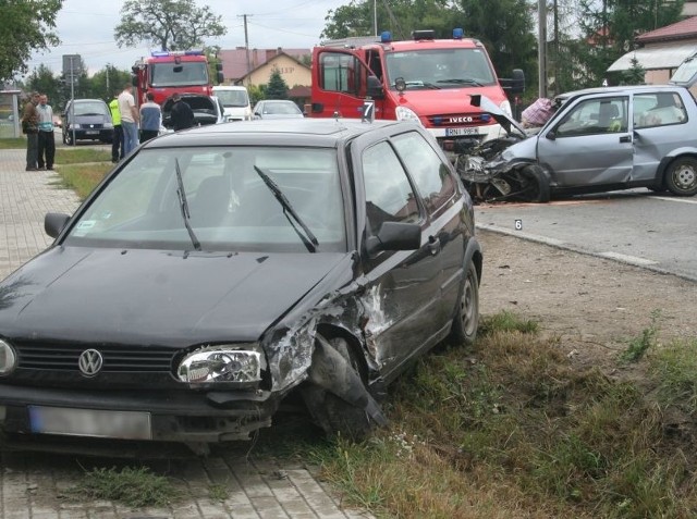 Uszkodzony volkswagen golf na miejscu wypadku w Wolinie.