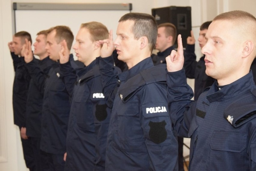 20 nowych podkarpackich policjantów złożyło ślubowanie. Znasz któregoś z nich? (zdjęcia)