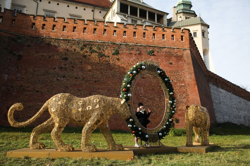 Kraków. Z poślizgiem, ale w końcu - wieszają dekoracje świąteczne w mieście
