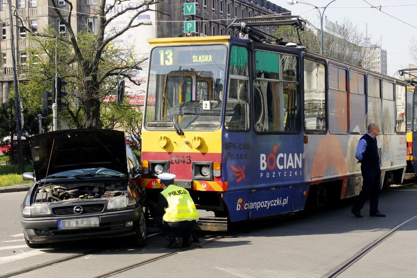 Wypadek na Narutowicza. Opel wjechał pod tramwaj linii 13 [ZDJĘCIA+FILM]