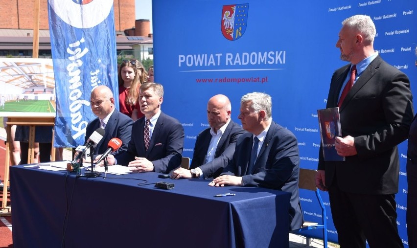 Umowę podpisali starosta radomski Waldemar Trelka,...