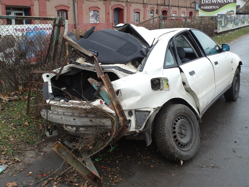 Wypadek na Włókniarzy. Kierowca audi uderzył w latarnię [ZDJĘCIA]